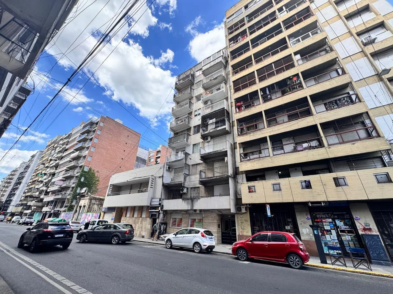VENTA: Departamento de un dormitorio al frente con balcón. Ideal inversores. 1