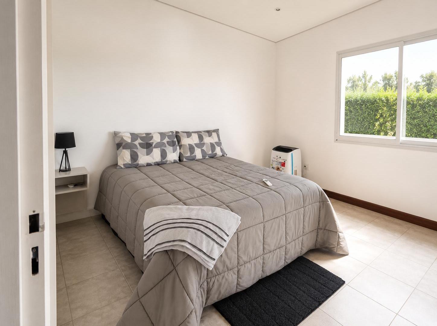 Foto de Venta - Casa de un dormitorio con galería y pileta en Punta Chacra, imagen 1