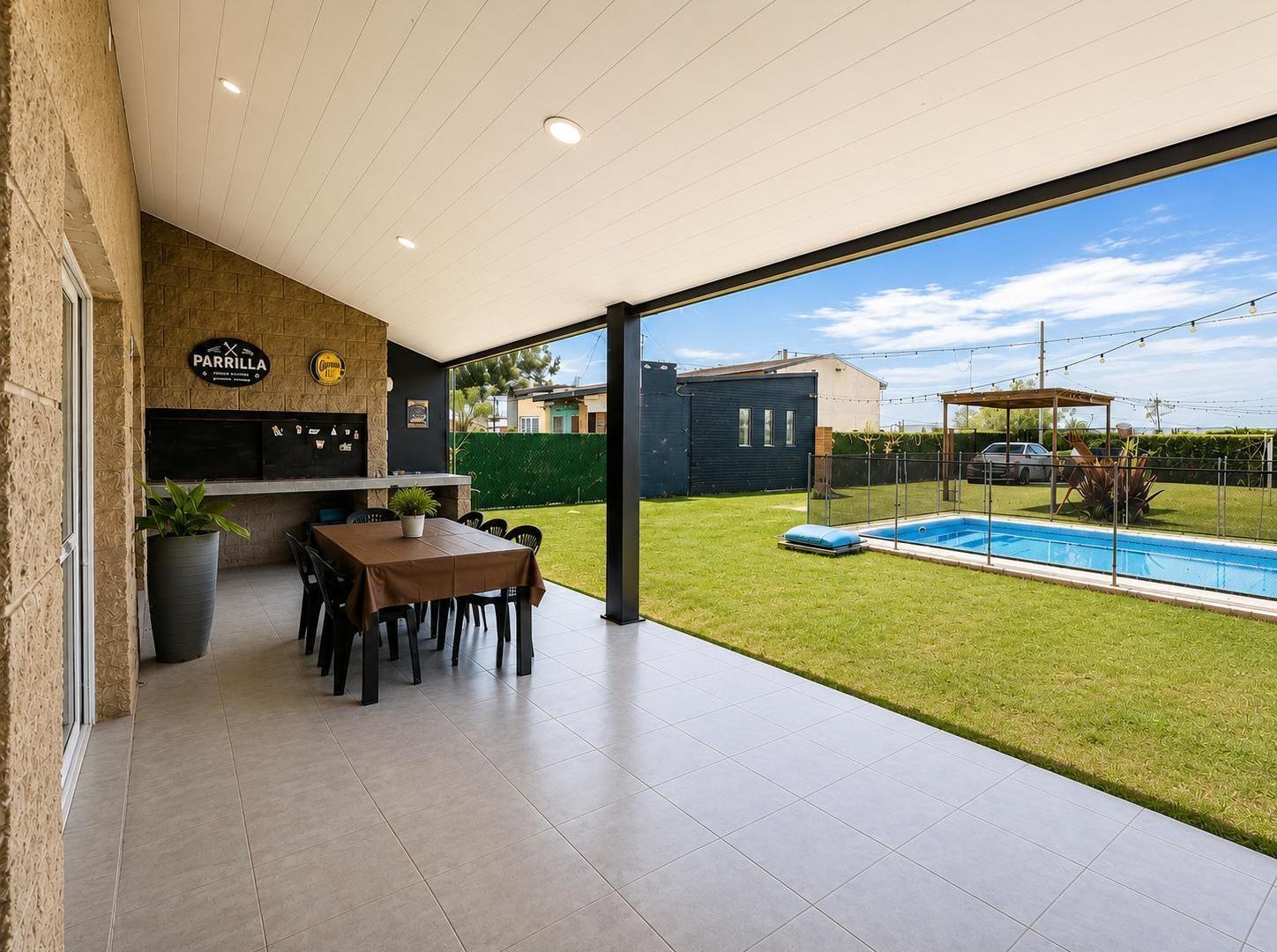 Foto de Venta - Casa de un dormitorio con galería y pileta en Punta Chacra, imagen 2