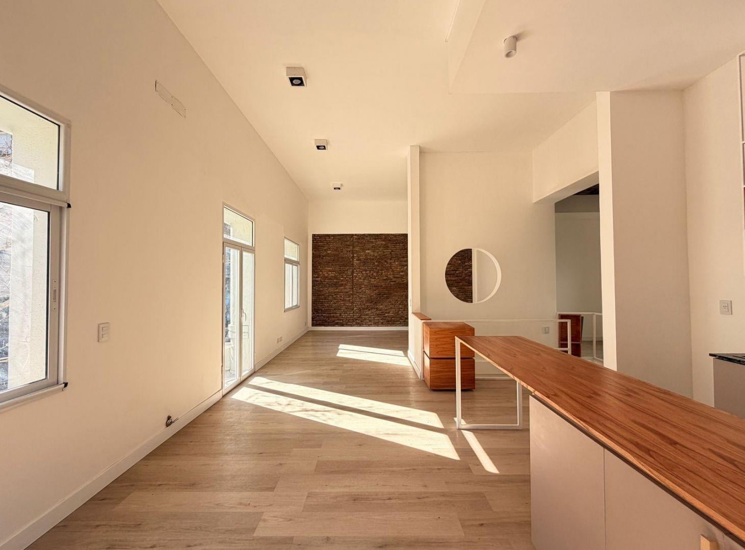 Foto de VENTA - Sarmiento y Montevideo: Casa de diseño remodelada. Tres, imagen 2