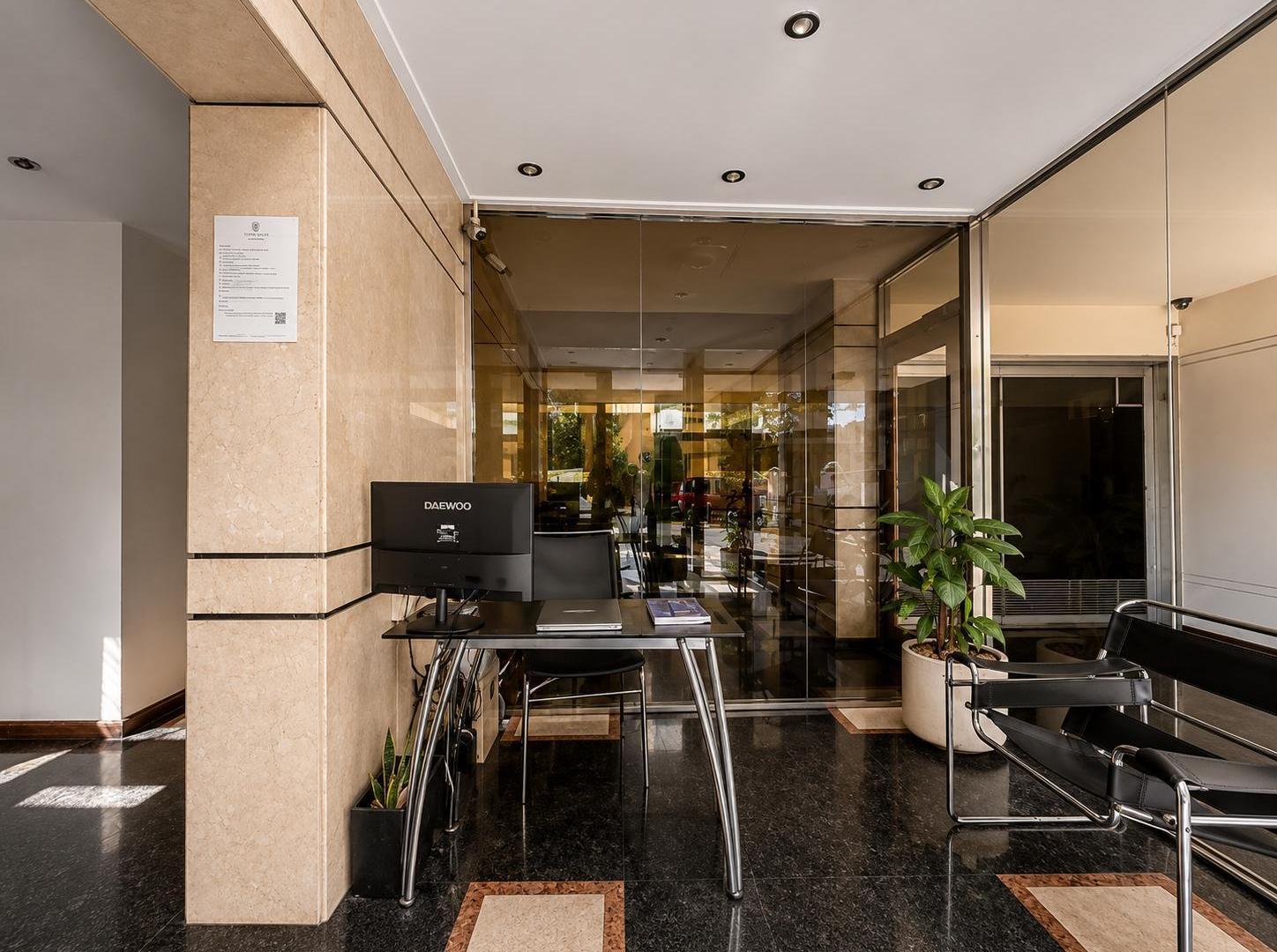 Foto de VENTA: Departamento de tres dormitorios con patio exclusivo y cochera, imagen 1