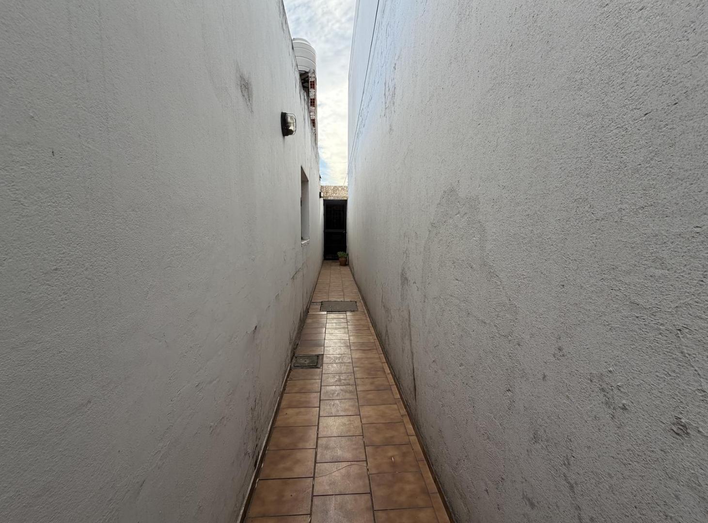 Foto de Casa de pasillo de dos dormitorios con patios y terraza en Saladillo, imagen 4