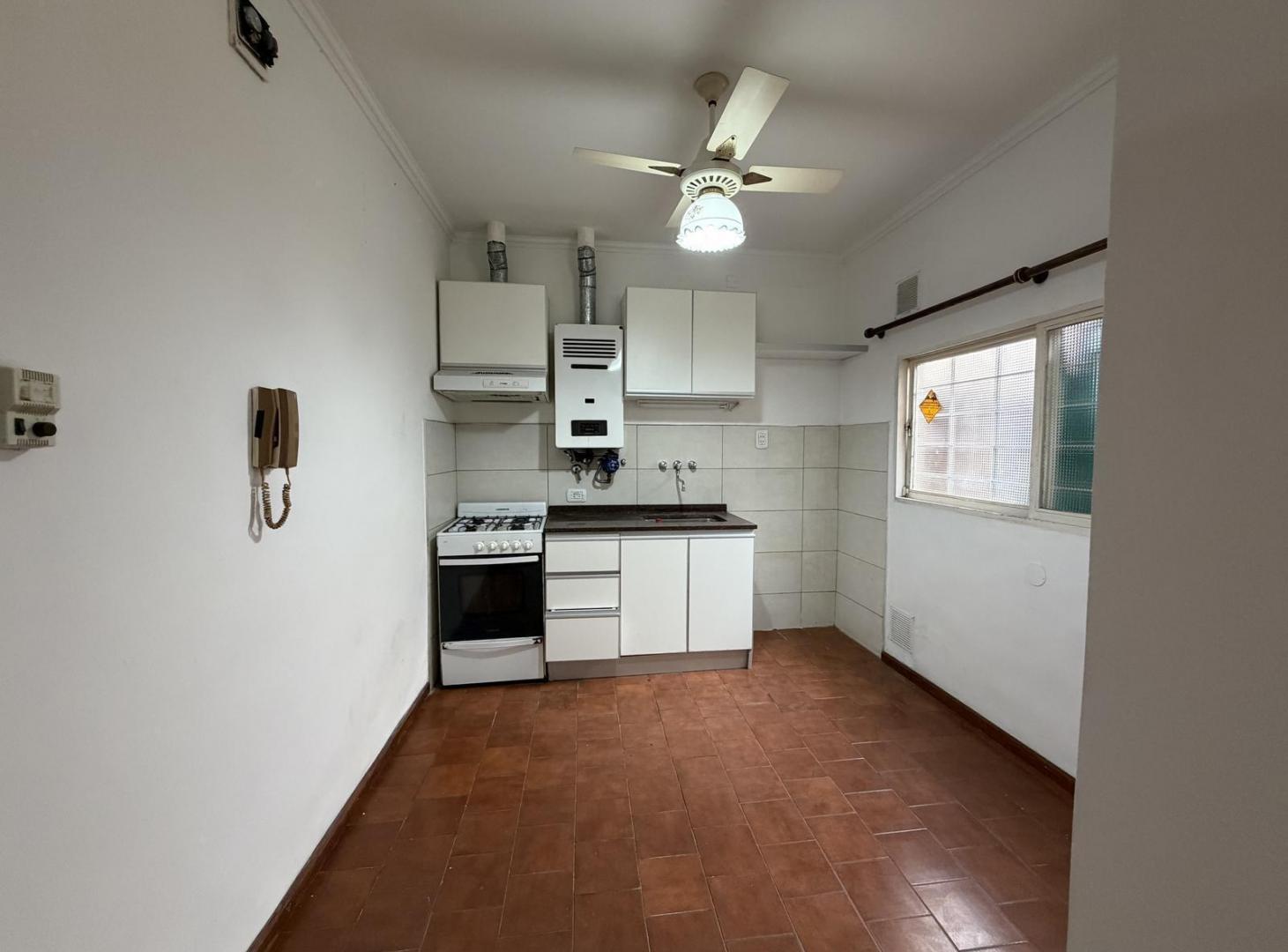 Foto de Casa de pasillo de dos dormitorios con patios y terraza en Saladillo, imagen 1