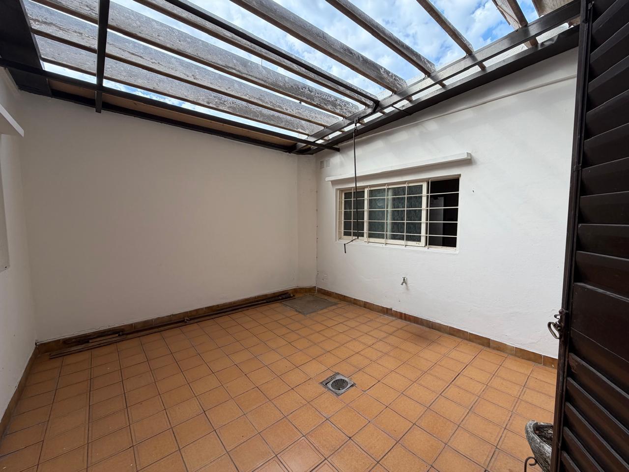Foto de Casa de pasillo de dos dormitorios con patios y terraza en Saladillo, imagen 5