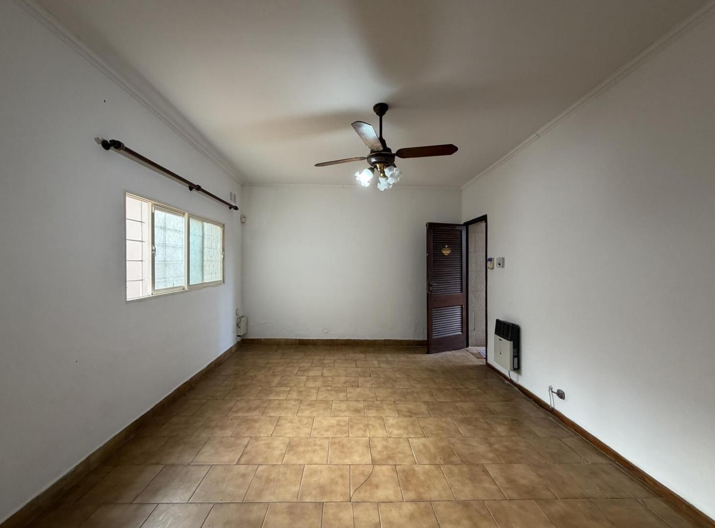 Foto de Casa de pasillo de dos dormitorios con patios y terraza en Saladillo, imagen 2