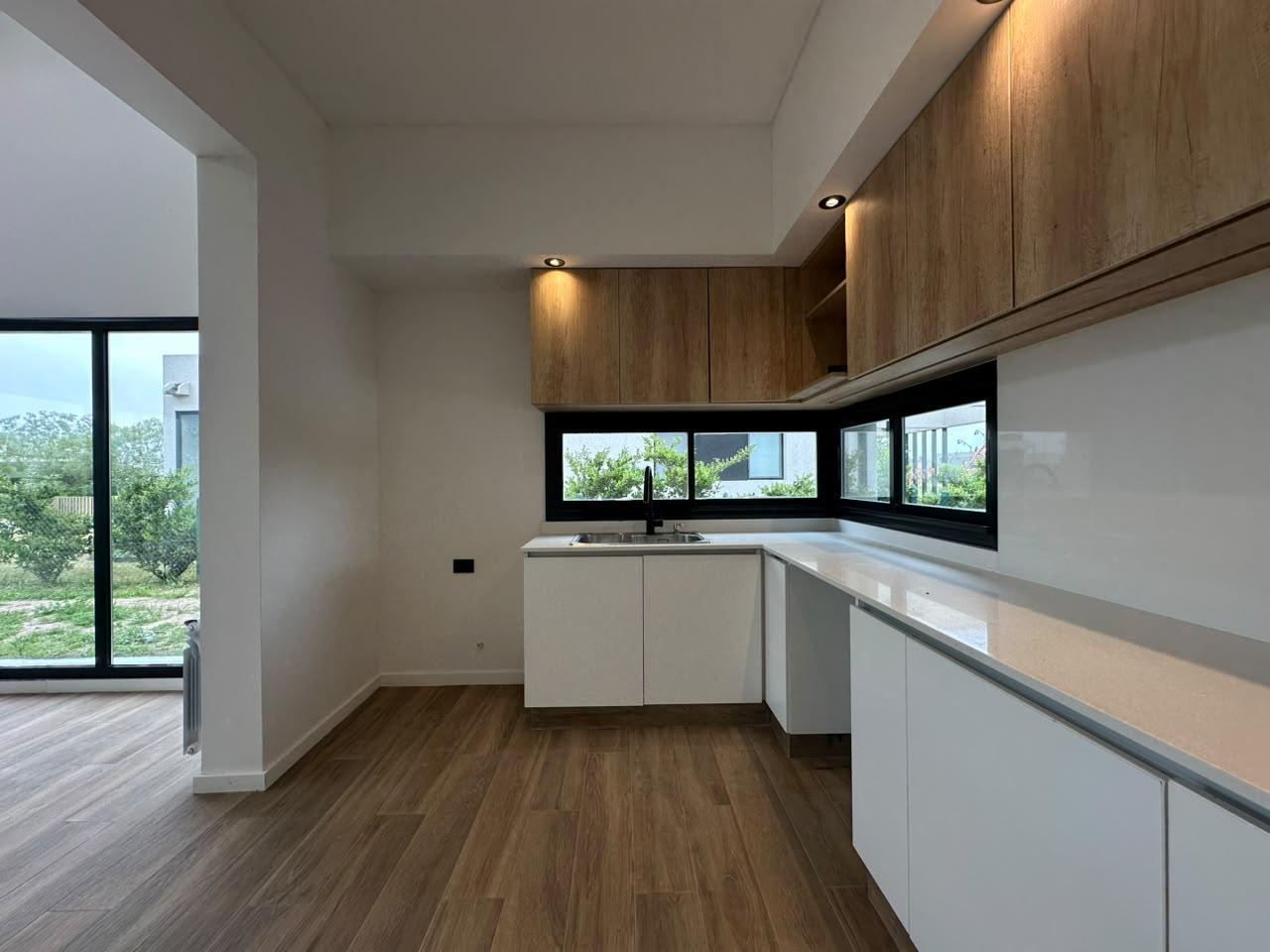 Foto de Venta - Casa de tres dormitorios y cocheras en Vida, Funes, imagen 2