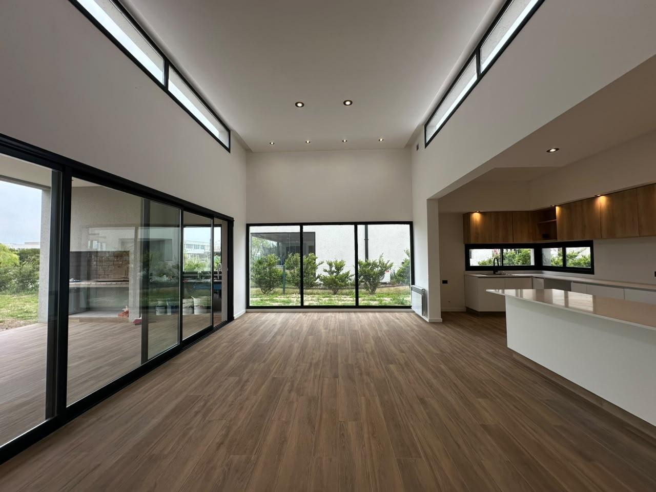 Foto de Venta - Casa de tres dormitorios y cocheras en Vida, Funes, imagen 3