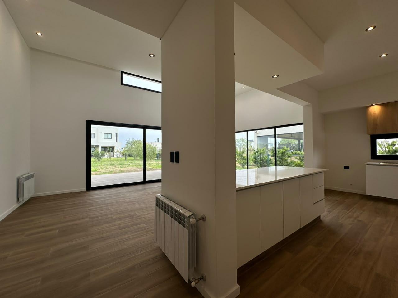 Foto de Venta - Casa de tres dormitorios y cocheras en Vida, Funes, imagen 4