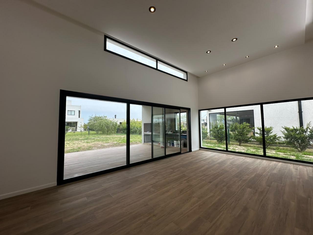 Foto de Venta - Casa de tres dormitorios y cocheras en Vida, Funes, imagen 5