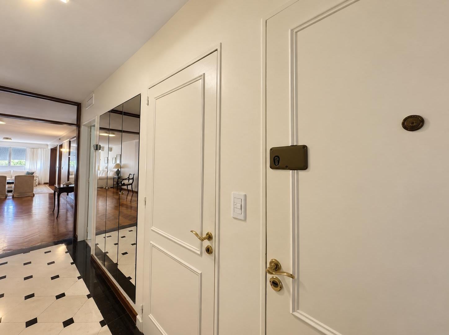 Foto de VENTA - Departamento de tres dormitorios y cochera INCLUIDA EN EL, imagen 4