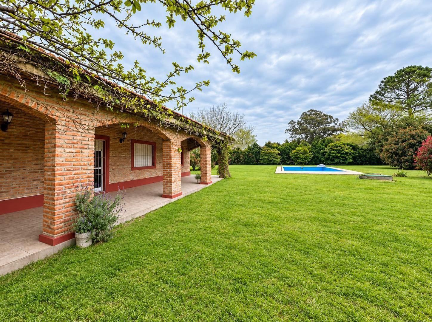 Foto de Casa de dos dormitorios con quincho, jardín y pileta en Roldán, imagen 5