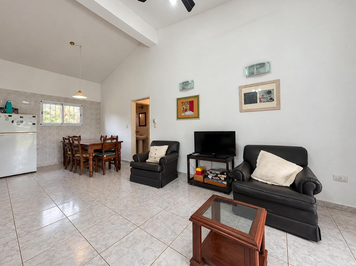 Foto de Casa de dos dormitorios con quincho, jardín y pileta en Roldán, imagen 4