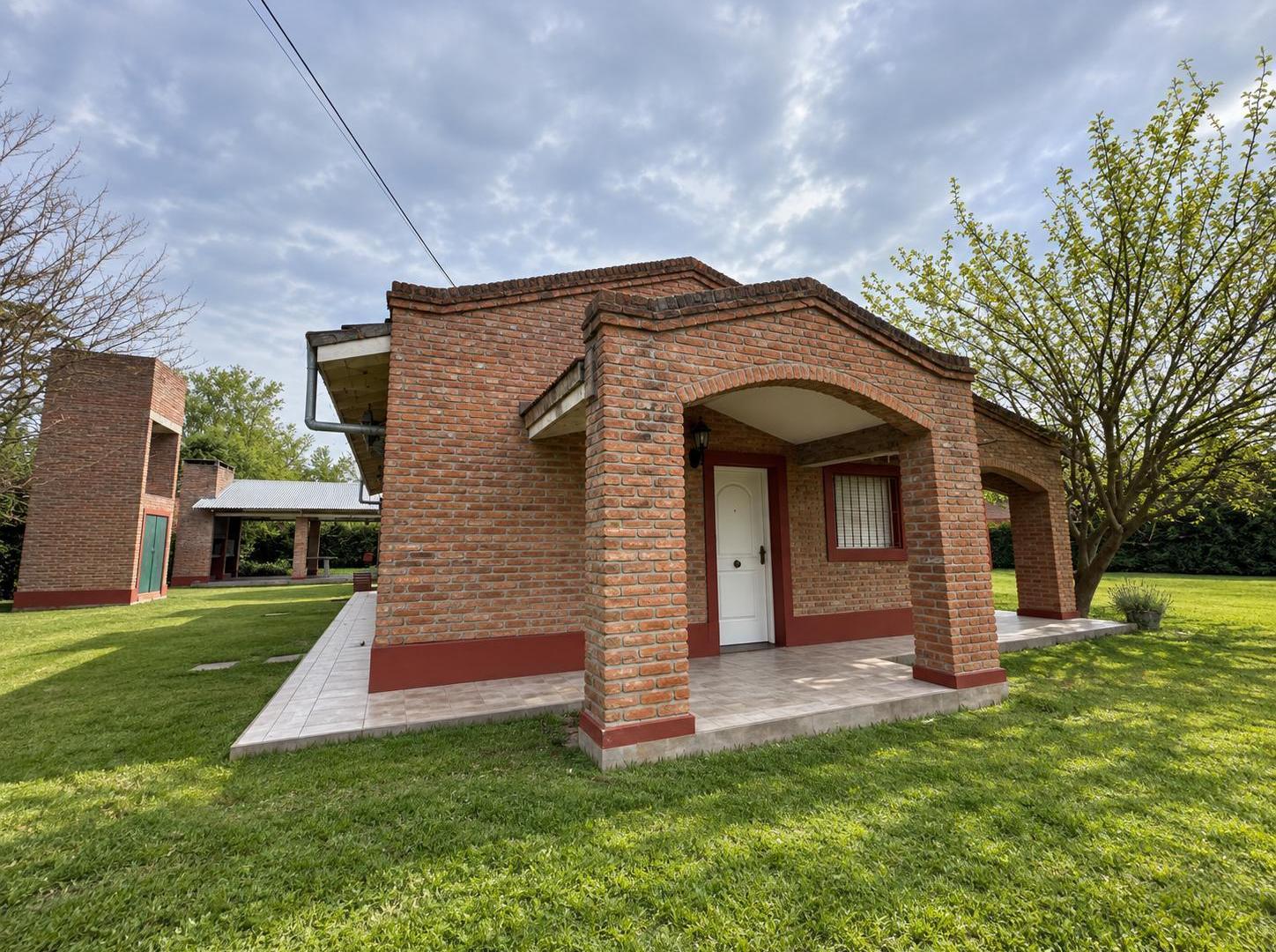 Foto de Casa de dos dormitorios con quincho, jardín y pileta en Roldán, imagen 2