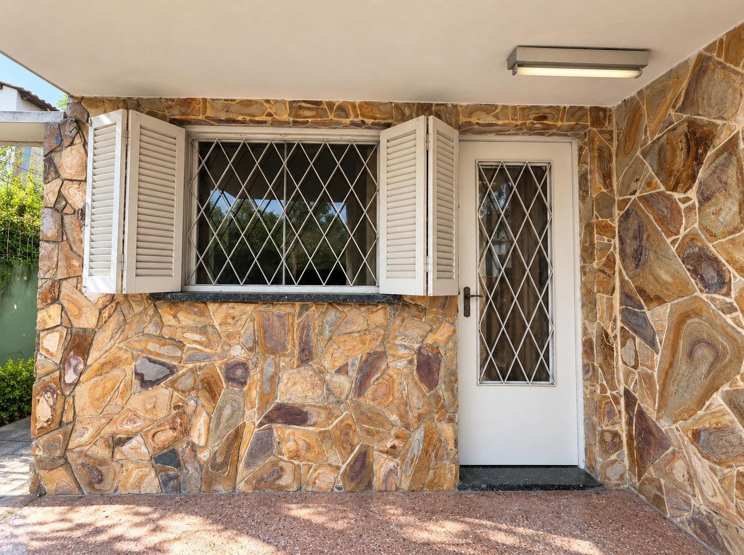 Foto de Casa de dos dormitorios con patio en La Florida. Ideal para reciclado, imagen 1