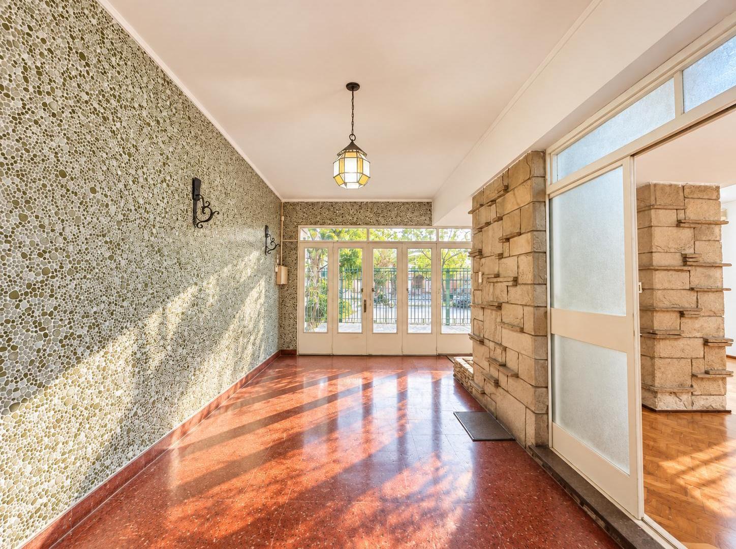 Foto de VENTA-Casa de tres dormitorios, patio, cochera y parrillero en Bv Oroño, imagen 3