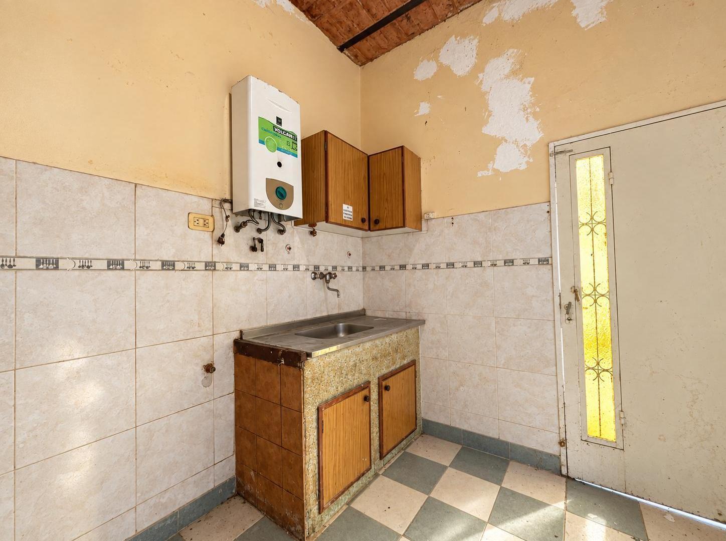 Foto de VENTA - Casa a reciclar de dos dormitorios, con gran terreno y cochera, imagen 3