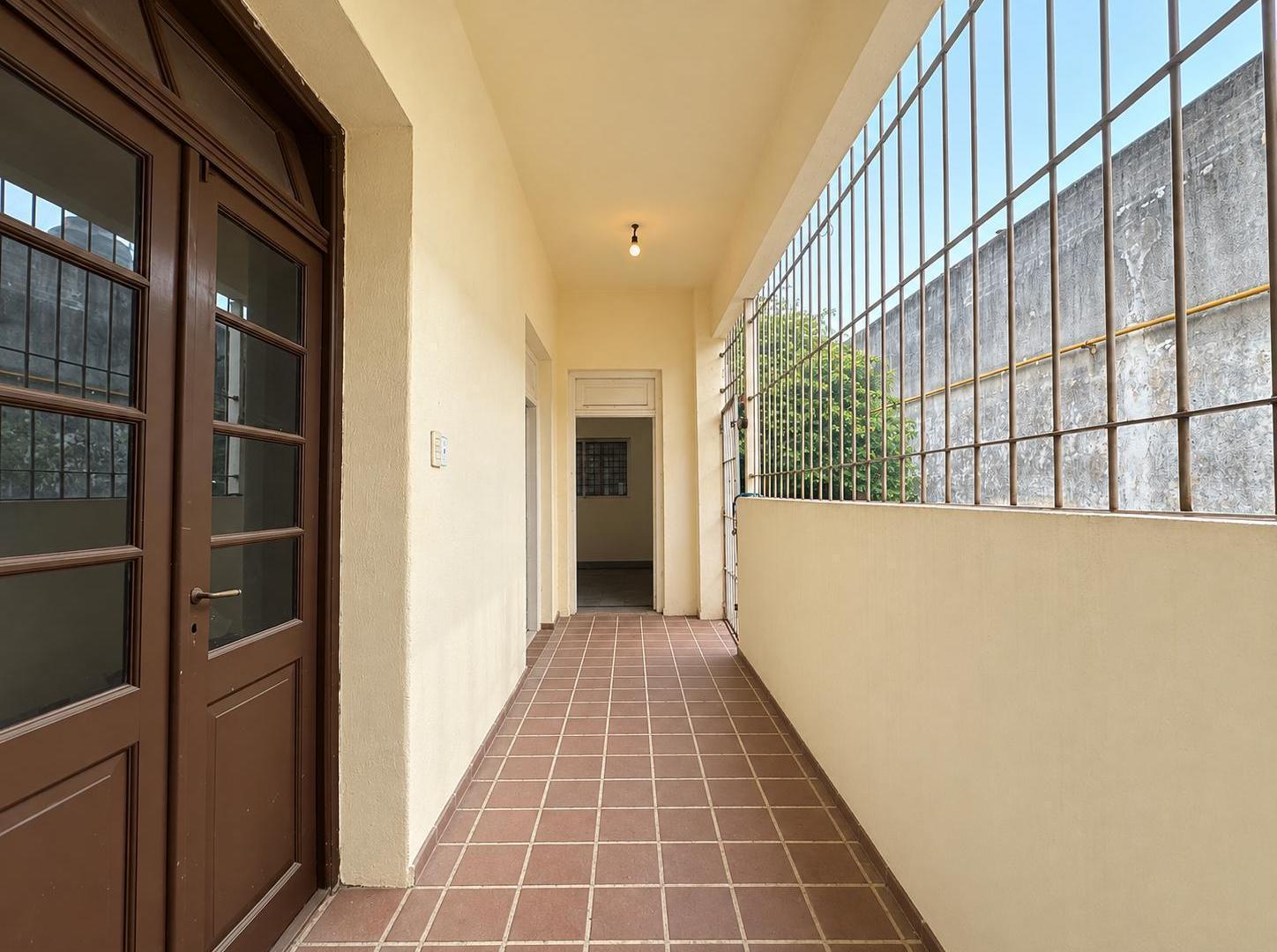 Foto de VENTA - Casa a reciclar de dos dormitorios, con gran terreno y cochera, imagen 2