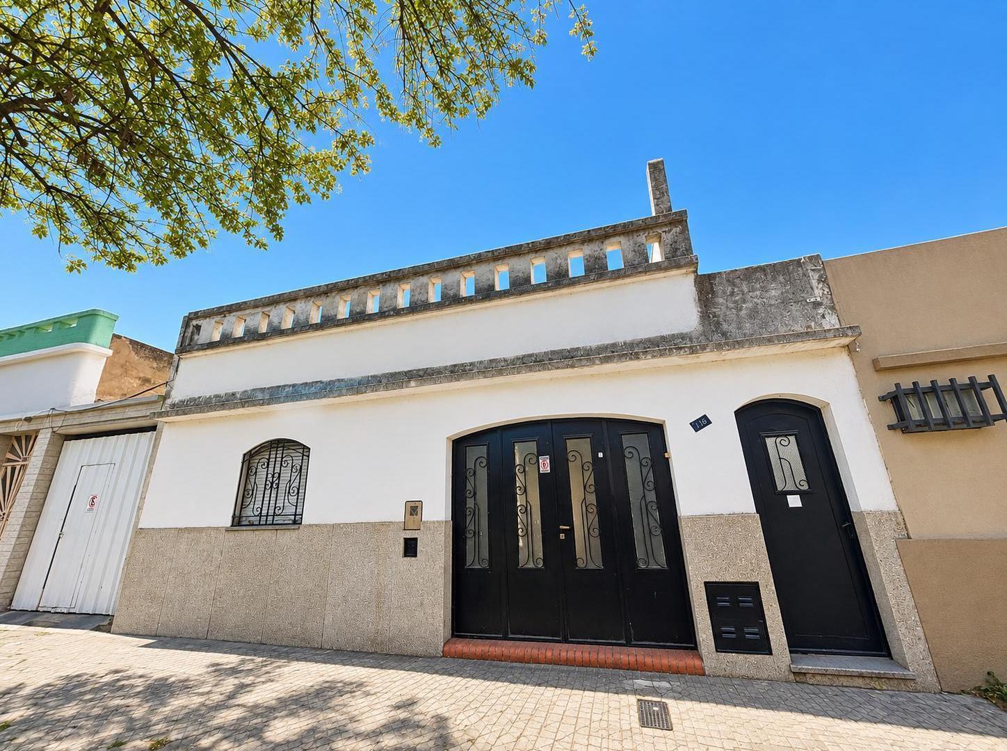 Foto de VENTA - Casa a reciclar de dos dormitorios, con gran terreno y cochera, imagen 1