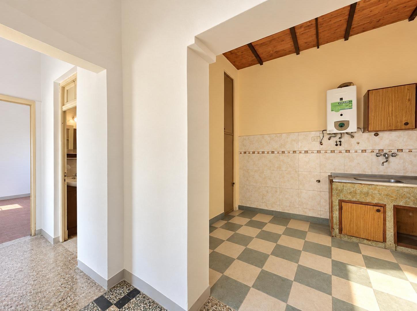 Foto de VENTA - Casa a reciclar de dos dormitorios, con gran terreno y cochera, imagen 4