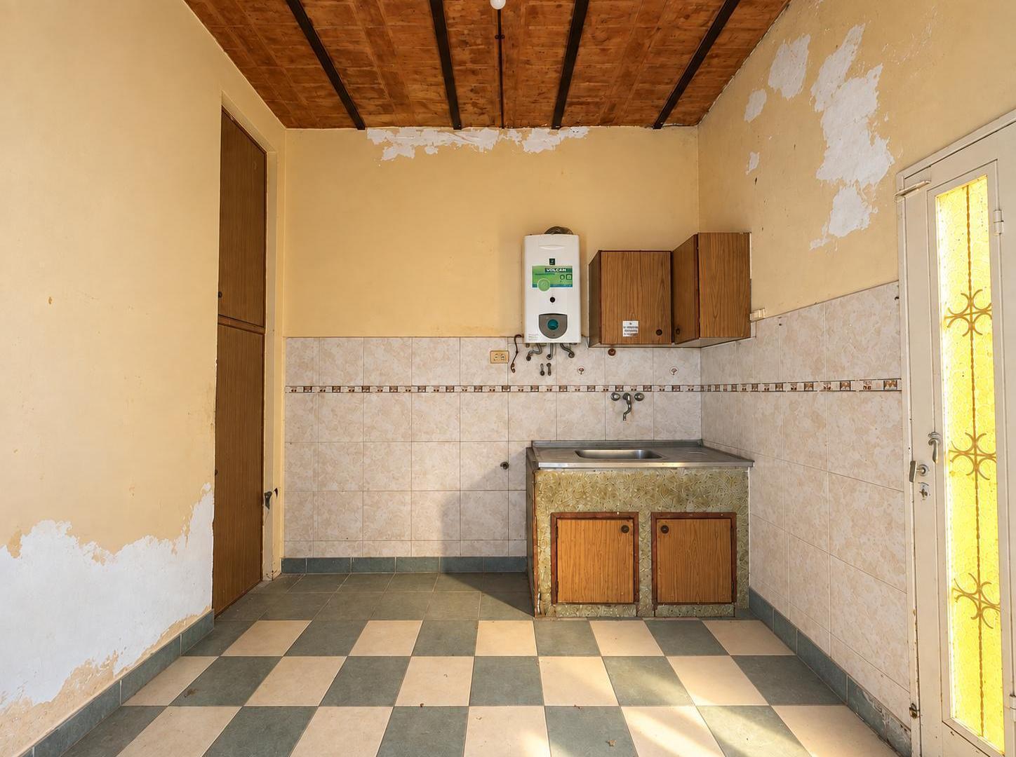 Foto de VENTA - Casa a reciclar de dos dormitorios, con gran terreno y cochera, imagen 5