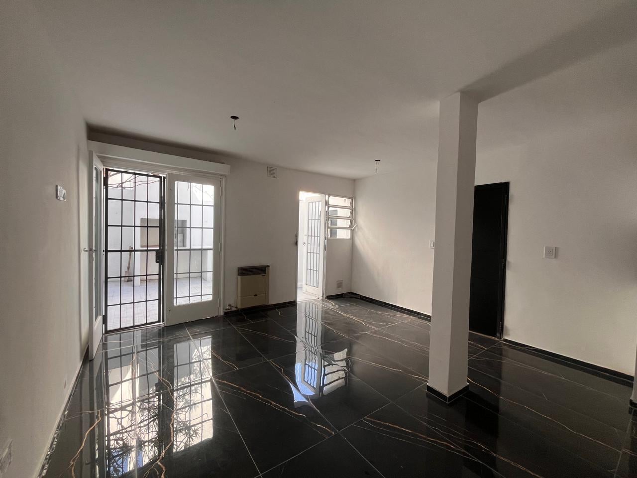 Foto de ALQUILER - Casa de pasillo de dos dormitorios y patio en Républica de, imagen 5