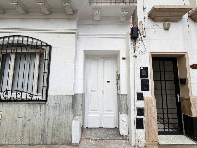 Foto de Venta casa de pasillo de tres dormitorios reciclada con jardín y pileta, imagen 2