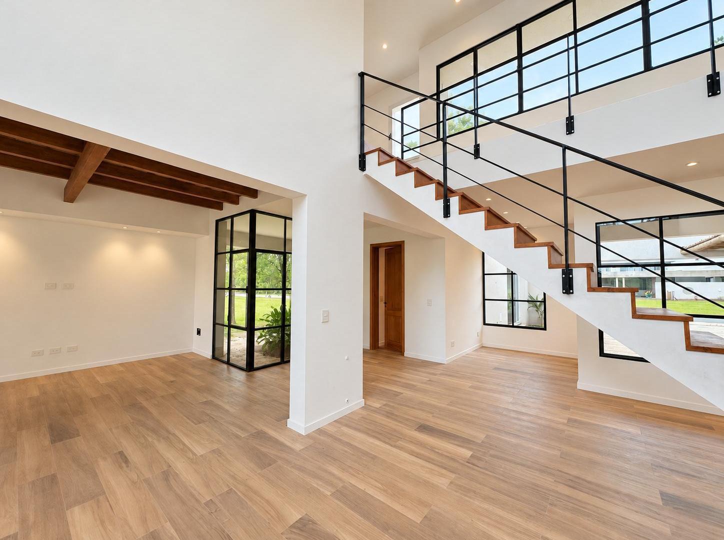 Foto de VENTA - Casa con tres dormitorios, jardín y cochera en Estancia La, imagen 2