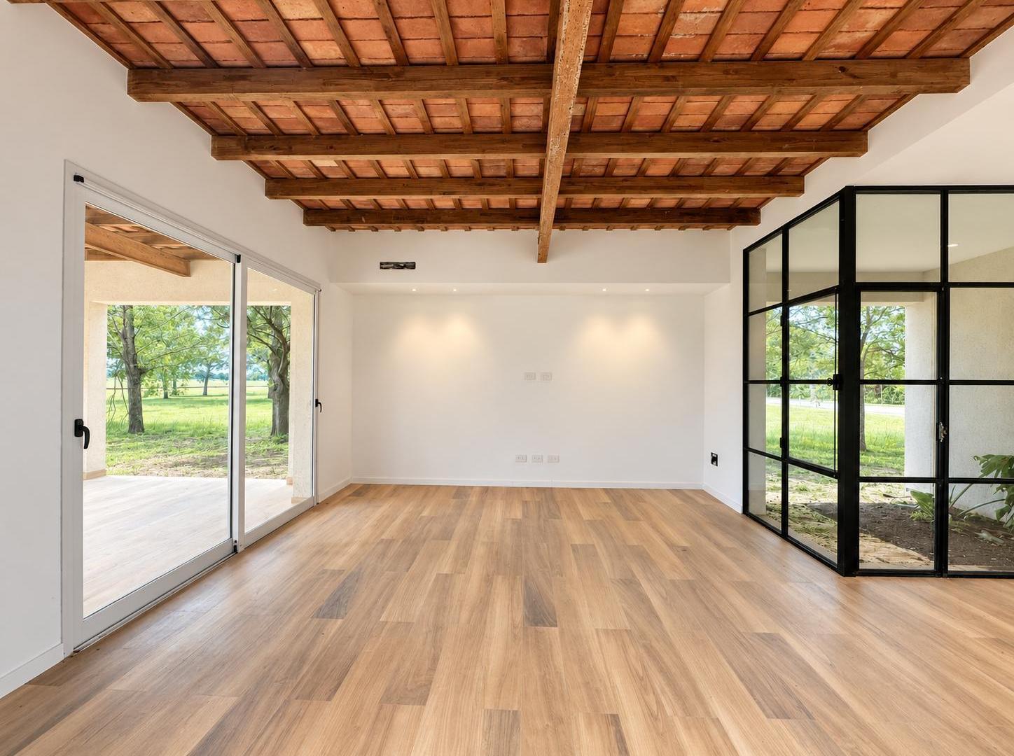 Foto de VENTA - Casa con tres dormitorios, jardín y cochera en Estancia La, imagen 4