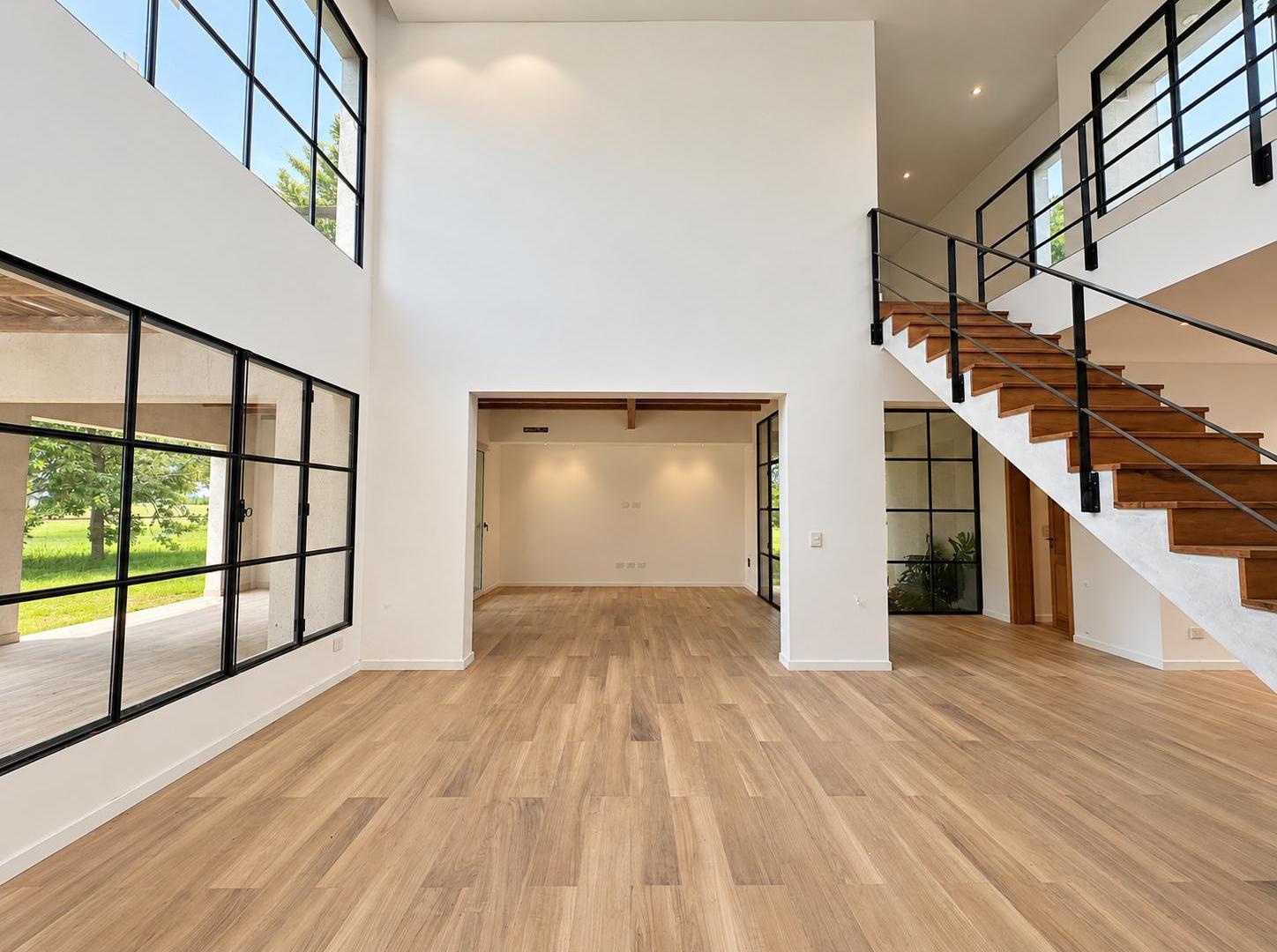Foto de VENTA - Casa con tres dormitorios, jardín y cochera en Estancia La, imagen 3