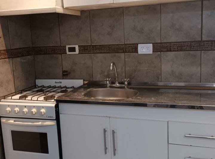 CASA CON DOS DEPTOS INDEPENDIENTES EN VENTA SOBRE LOTE PROPIO EN FLORES CON PATIO Y TERRAZA 1