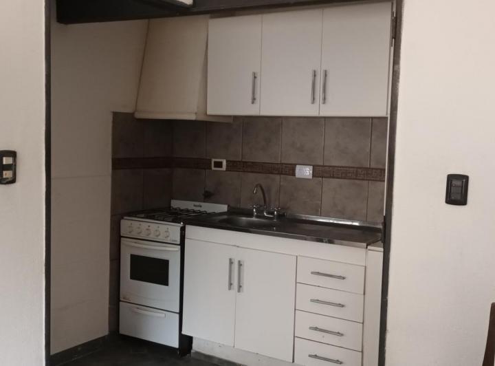 CASA CON DOS DEPTOS INDEPENDIENTES EN VENTA SOBRE LOTE PROPIO EN FLORES CON PATIO Y TERRAZA 3