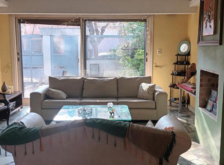 Casa en venta de 5 ambientes en Villa Urquiza con parque y pileta sobre lote propio 3