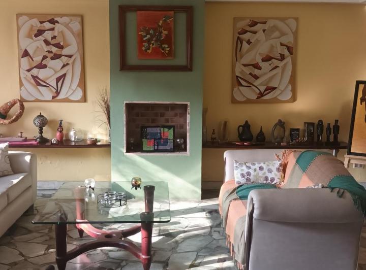 Casa en venta de 5 ambientes en Villa Urquiza con parque y pileta sobre lote propio 2