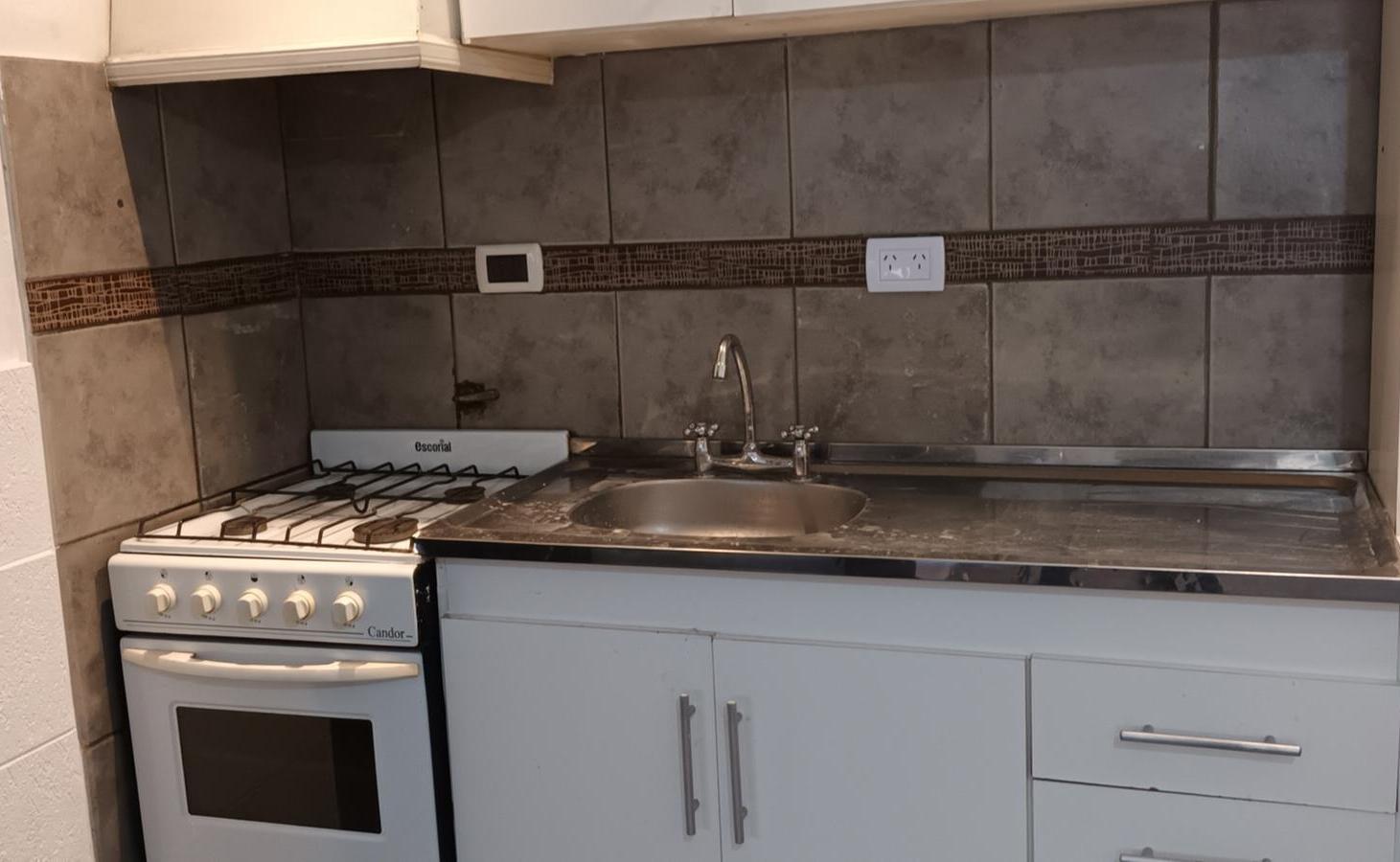Foto de CASA CON DOS DEPTOS INDEPENDIENTES EN VENTA SOBRE LOTE PROPIO EN FLORES CON PATIO Y TERRAZA, imagen 2