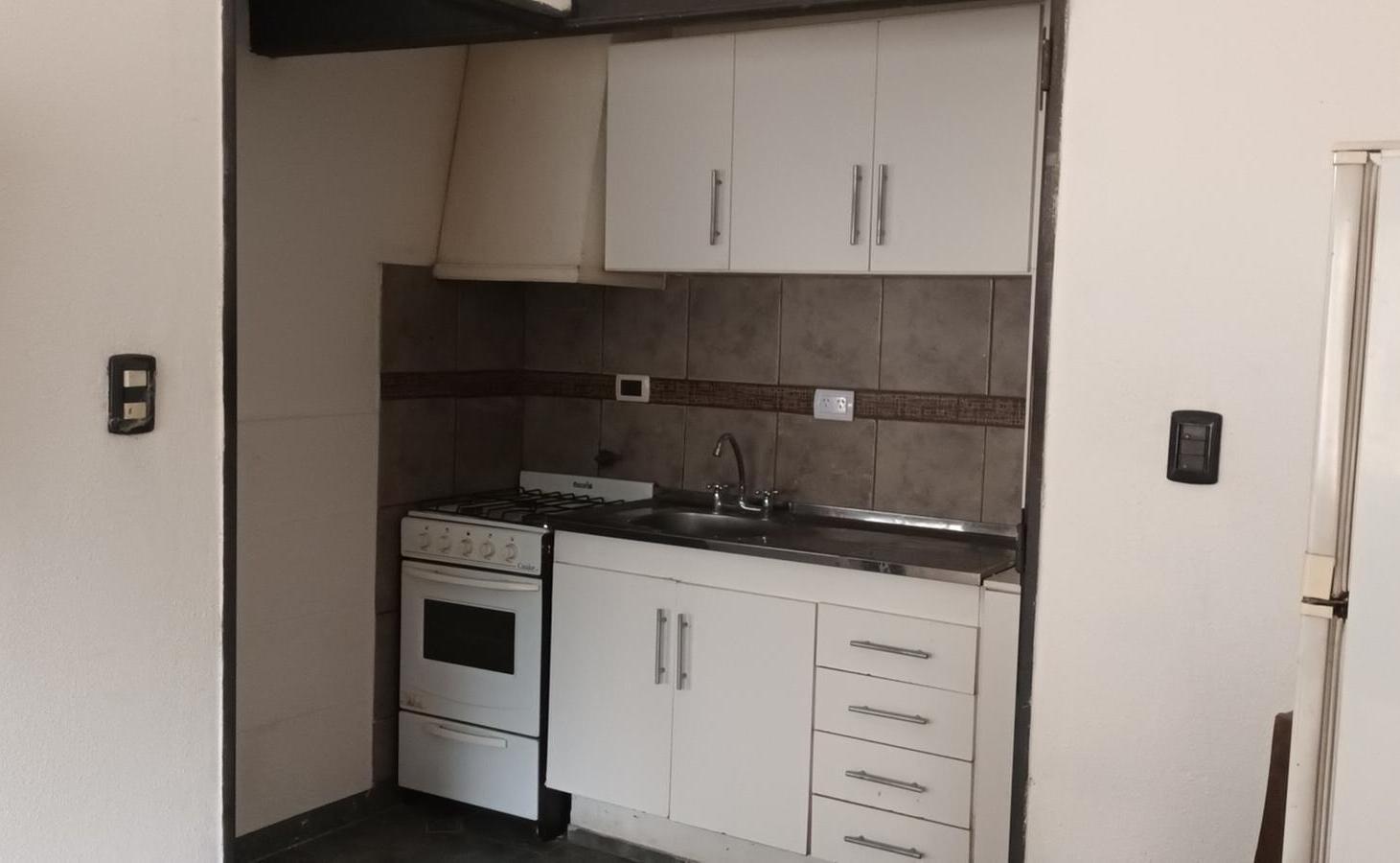 Foto de CASA CON DOS DEPTOS INDEPENDIENTES EN VENTA SOBRE LOTE PROPIO EN FLORES CON PATIO Y TERRAZA, imagen 1