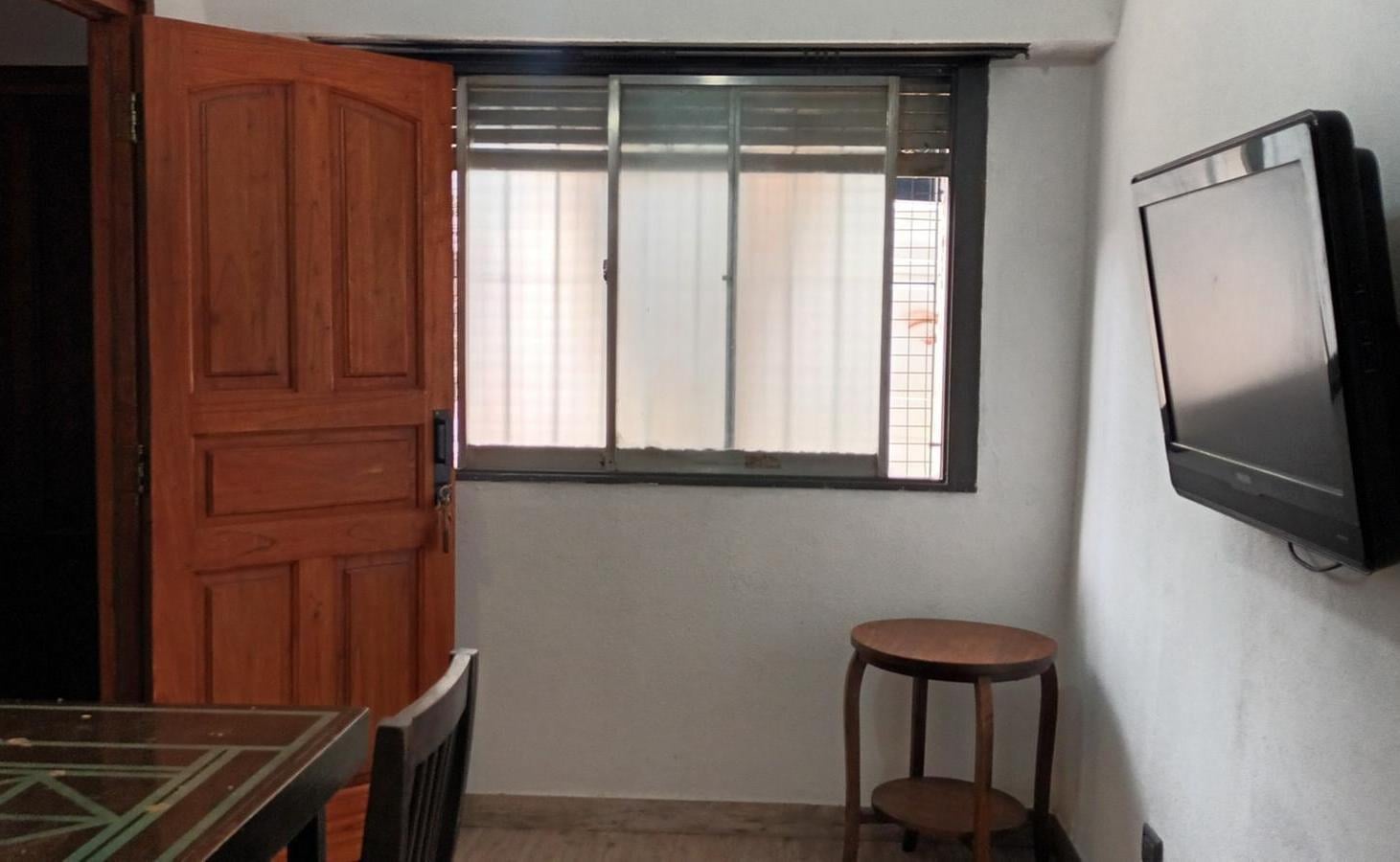 Foto de CASA CON DOS DEPTOS INDEPENDIENTES EN VENTA SOBRE LOTE PROPIO EN FLORES, imagen 2