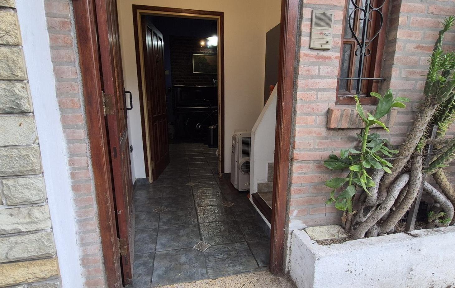 Foto de CASA CON DOS DEPTOS INDEPENDIENTES EN VENTA SOBRE LOTE PROPIO EN FLORES, imagen 4