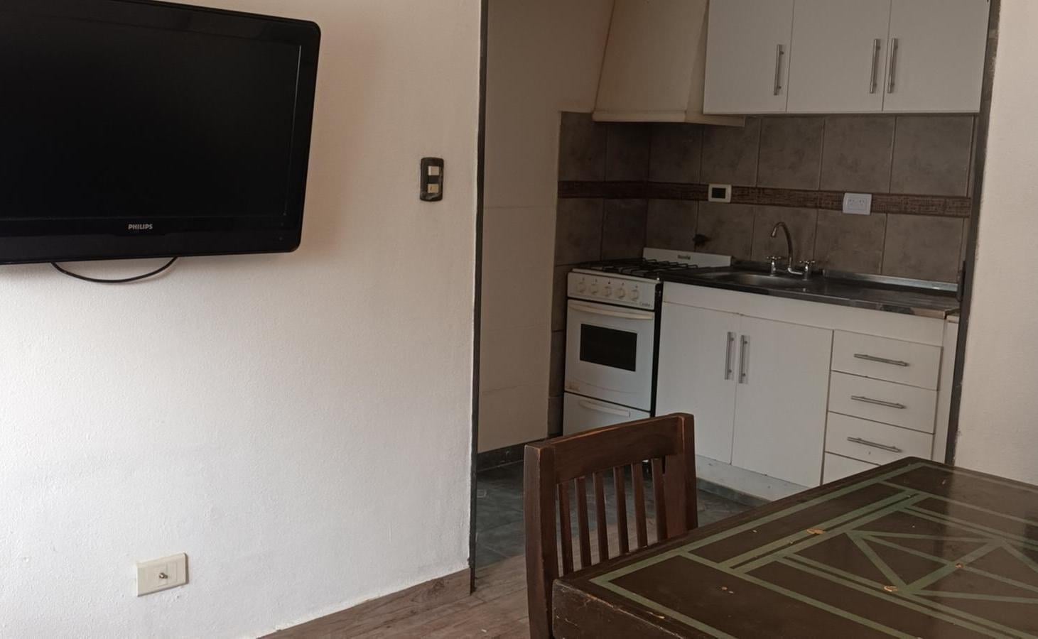 Foto de CASA CON DOS DEPTOS INDEPENDIENTES EN VENTA SOBRE LOTE PROPIO EN FLORES, imagen 4