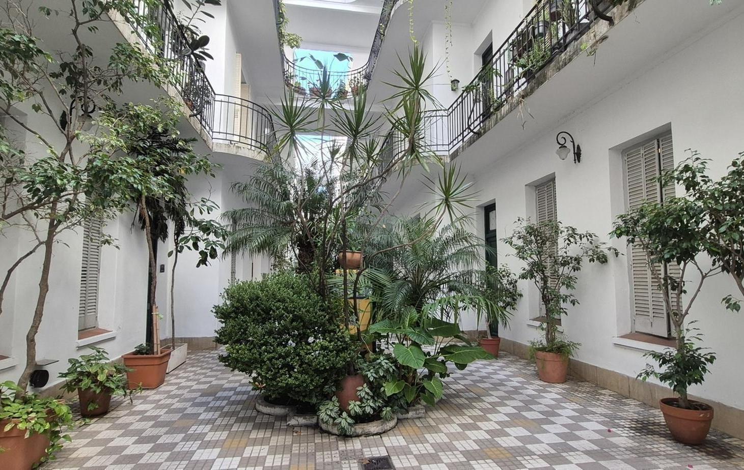 Foto de DEPARTAMENTO EN VENTA DE 4 AMBIENTES CON ESCRITORIO EN FAMOSO PASAJE, imagen 2