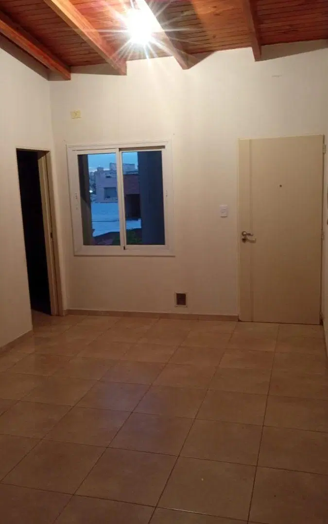 ALQUILER - Departamento 1 Dormitorio con Balcón - piso 2 x escalera -B° pueyrredon 3