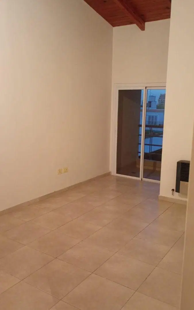 ALQUILER - Departamento 1 Dormitorio con Balcón - piso 2 x escalera -B° pueyrredon 5
