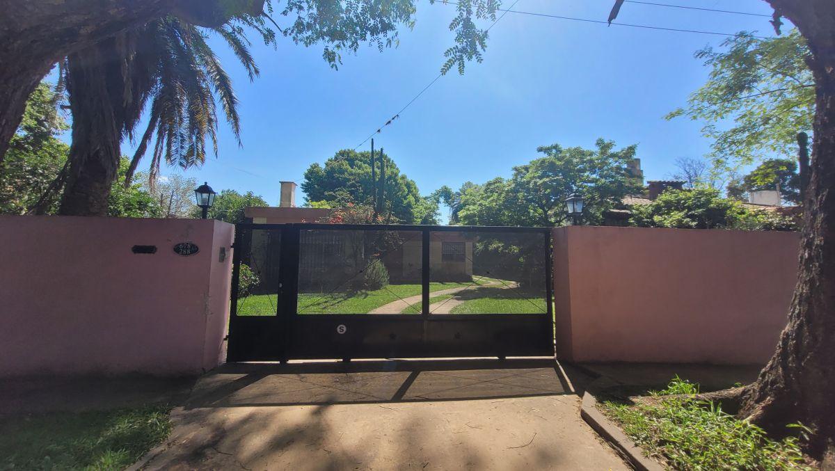 Casa en venta en Fisherton con Amplio Jardin, pileta, quincho y garaje.