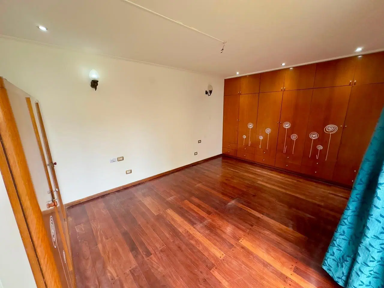 CASA 4 DORM - JARDINES DEL JOCKEY - AMPLIOS ESPACIOS - PILETA 3