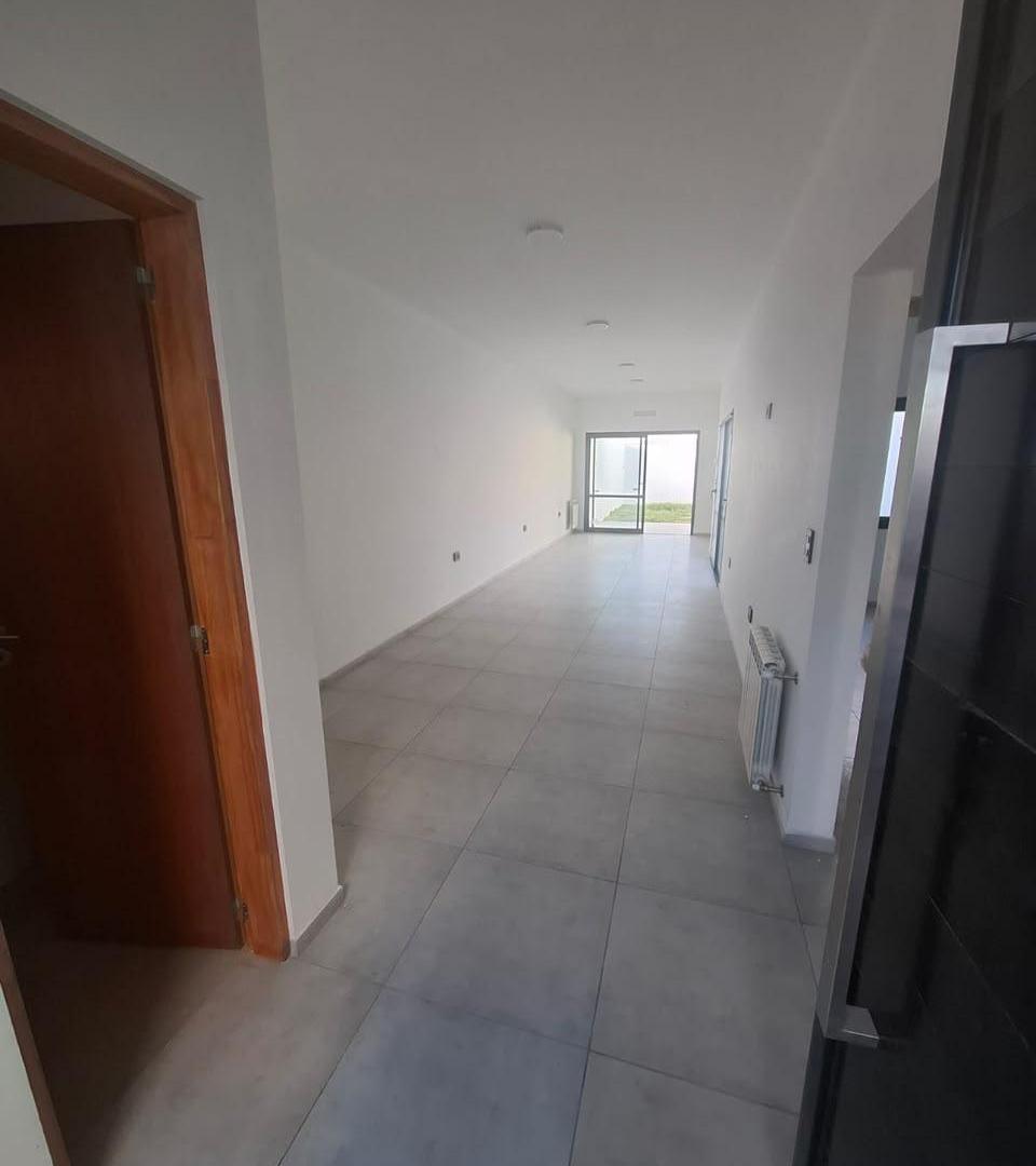 Foto de VENTA - CASA 2 DORMITORIOS - COCHERA - PATIO CON ASADOR - DOCTA, imagen 3