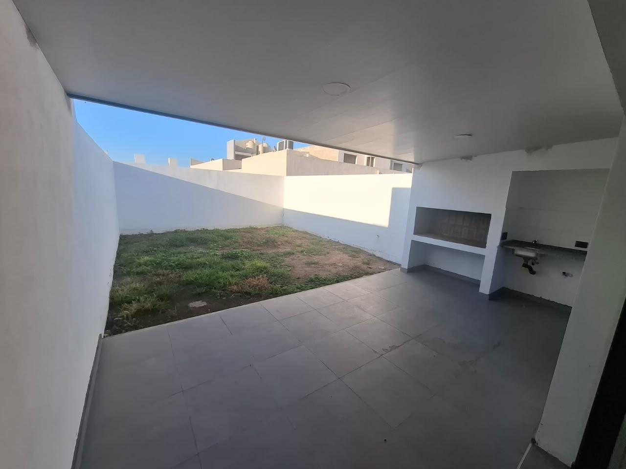 Foto de VENTA - CASA 2 DORMITORIOS - COCHERA - PATIO CON ASADOR - DOCTA, imagen 4