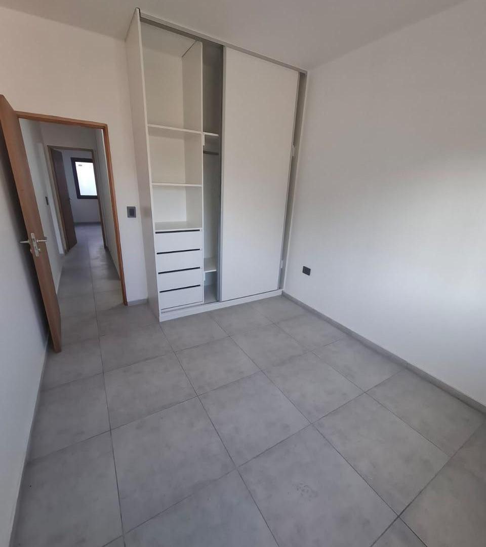 Foto de VENTA - CASA 2 DORMITORIOS - COCHERA - PATIO CON ASADOR - DOCTA, imagen 2