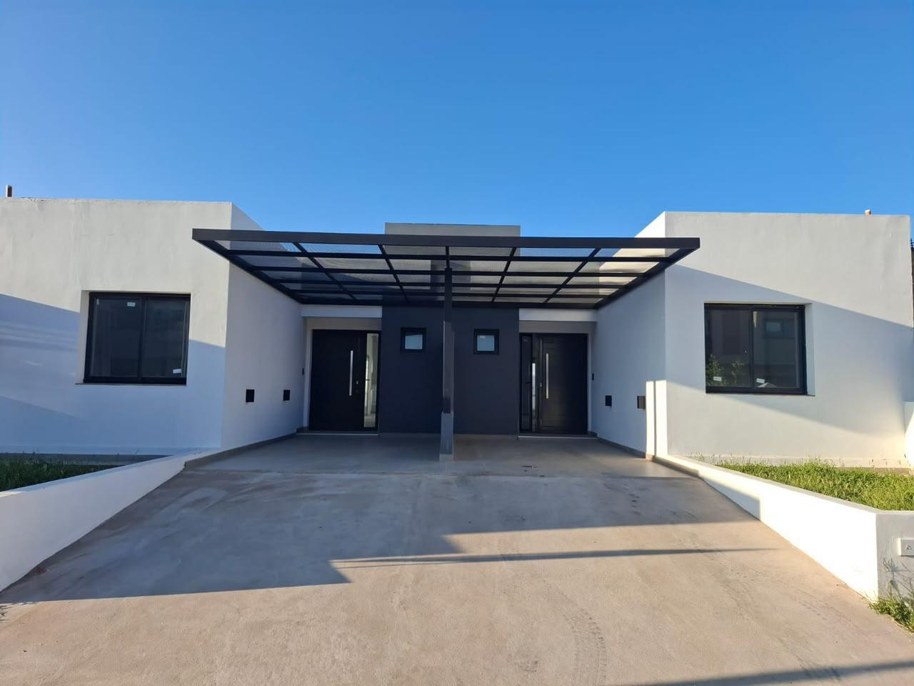 Foto de VENTA - CASA 2 DORMITORIOS - COCHERA - PATIO CON ASADOR - DOCTA, imagen 1