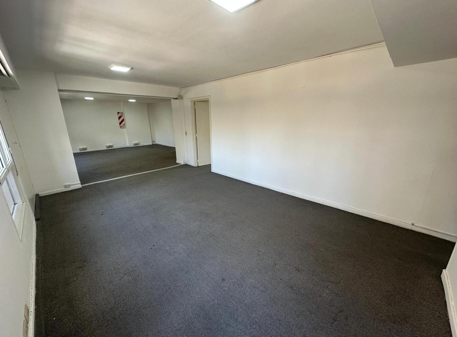 Foto de ALQUILER - OFICINA - PRIVADOS - COCINA - BV. CHACABUCO - 140m², imagen 3