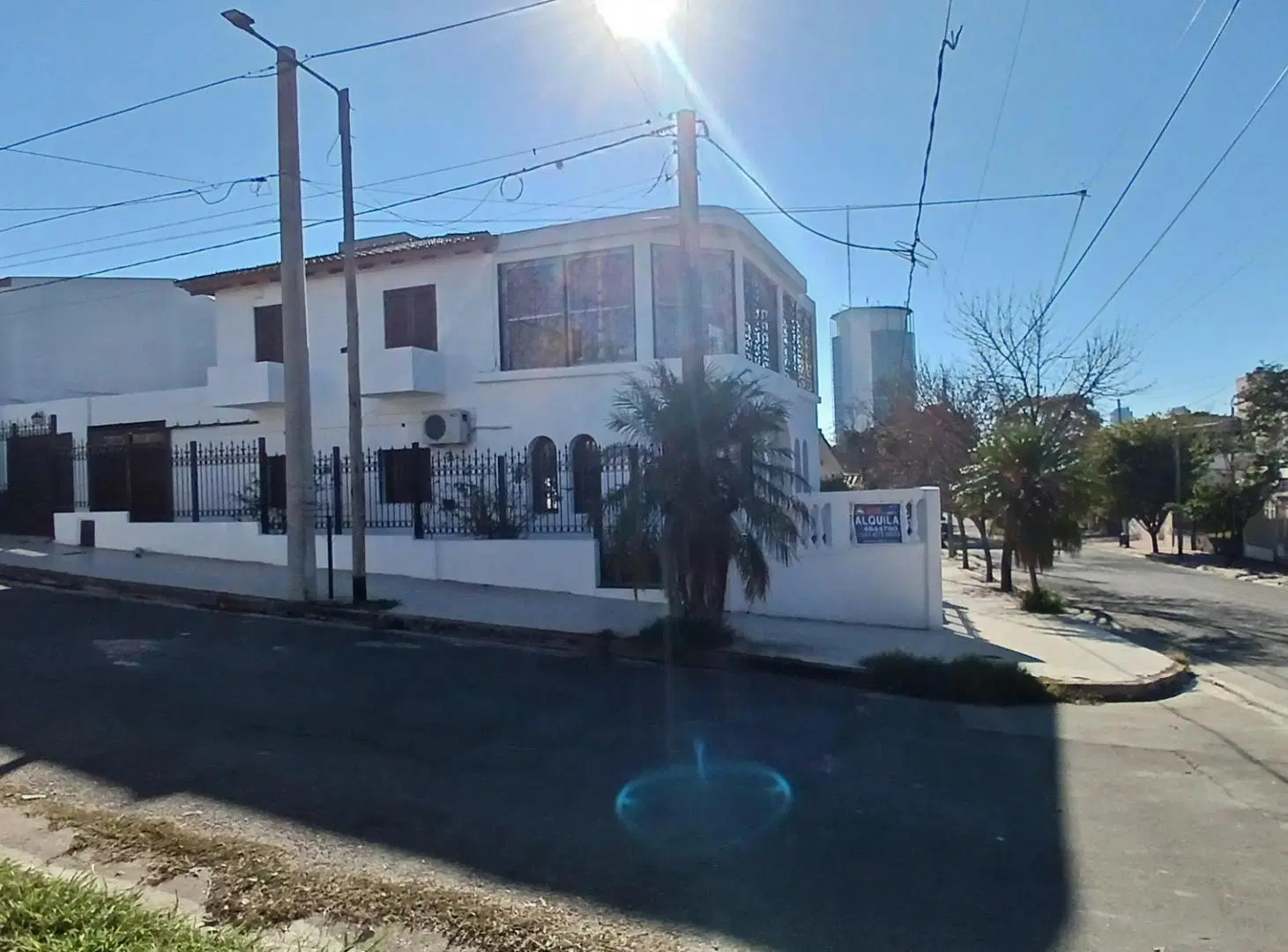 PARA FIN COMERCIAL. 4 dormitorios con garage $1.800.000 4