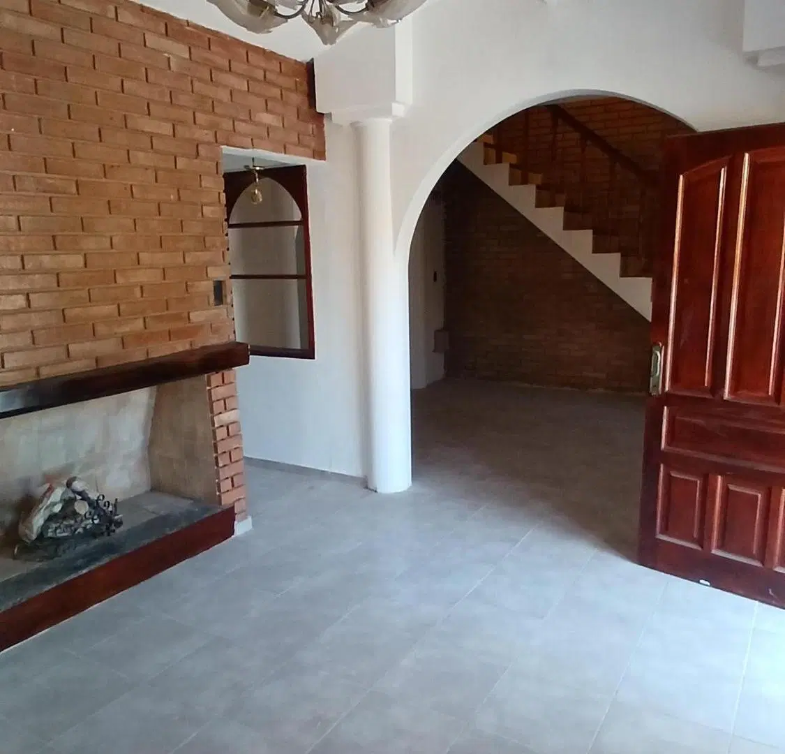 PARA FIN COMERCIAL. 4 dormitorios con garage $1.800.000 2